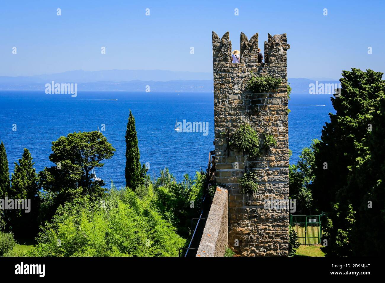 Piran, Istrie, Slovénie - les touristes visitent les remparts historiques de la ville portuaire méditerranéenne. Banque D'Images