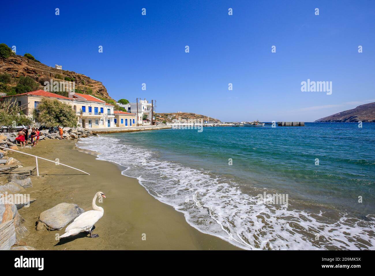 Ormos Korthiou, île d'Andros, Cyclades, Grèce - plage dans le village de pêcheurs d'Ormos Korthiou. Banque D'Images