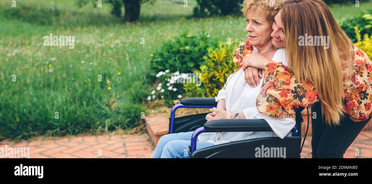 Hauts femme dans un fauteuil roulant avec sa fille Banque D'Images