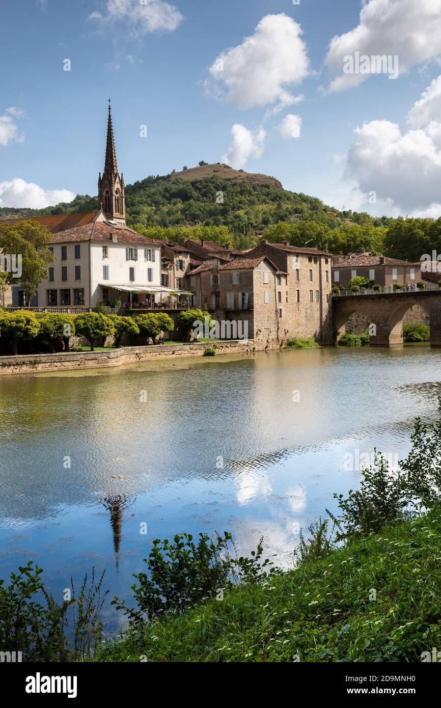 St Antonin Noble Val est une charmante petite ville médiévale au bord de l'Aveyron, dans le département du Tarn et Garonne, dans le sud de la France. Banque D'Images
