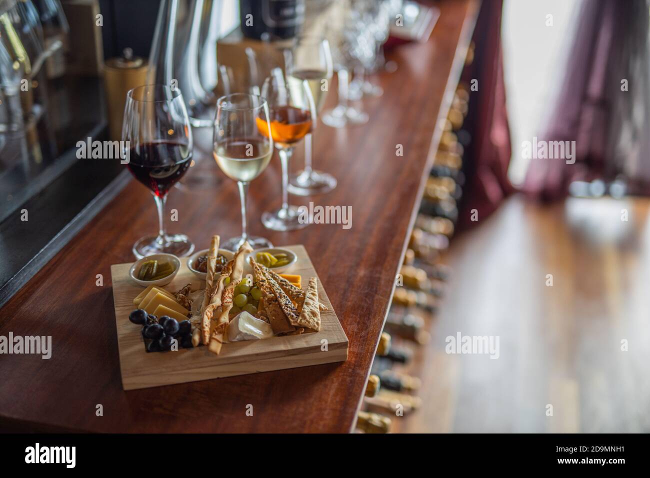 Dégustation de vins en-cas. Fromages, olives méditerranéennes, cornichons, Prosciutto di Parme, tomates, artichauts et vin en verres Banque D'Images