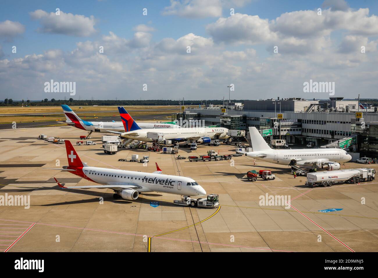 Düsseldorf, Rhénanie-du-Nord-Westphalie, Allemagne, aéroport international de Düsseldorf, DUS, les avions des voies aériennes eurowings, Delta et helvetic se trouvent au terminal. Banque D'Images