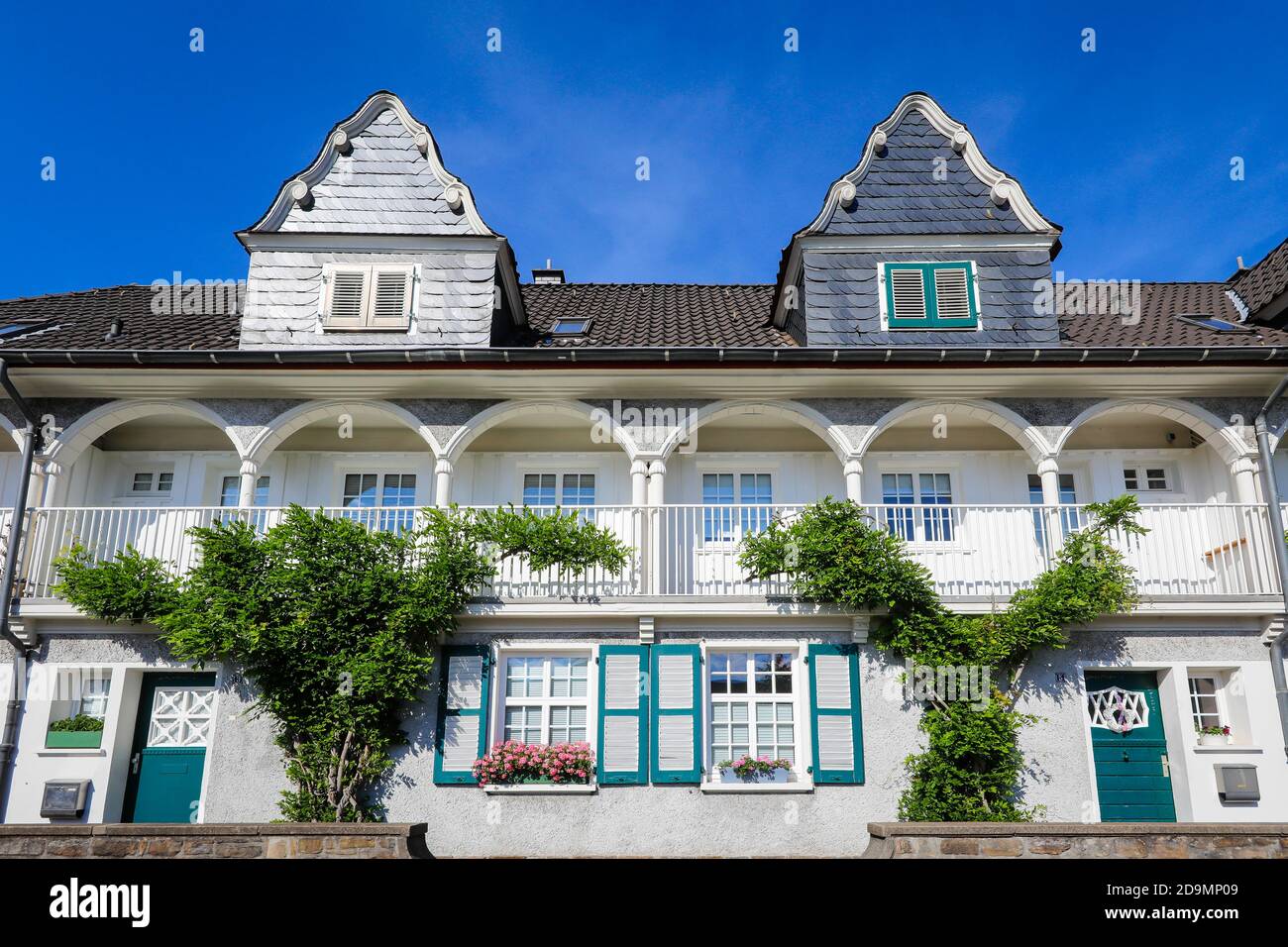 Essen, région de la Ruhr, Rhénanie-du-Nord-Westphalie, Allemagne, Margarethenhoehe colonie est considérée comme la première ville de jardin allemande, la colonie de 115 hectares gérée par la Fondation Margarethe Krupp est un exemple de vie humaine-amicale et est un incontournable dans la région de la Ruhr, maisons sur le marché Kleiner. Banque D'Images