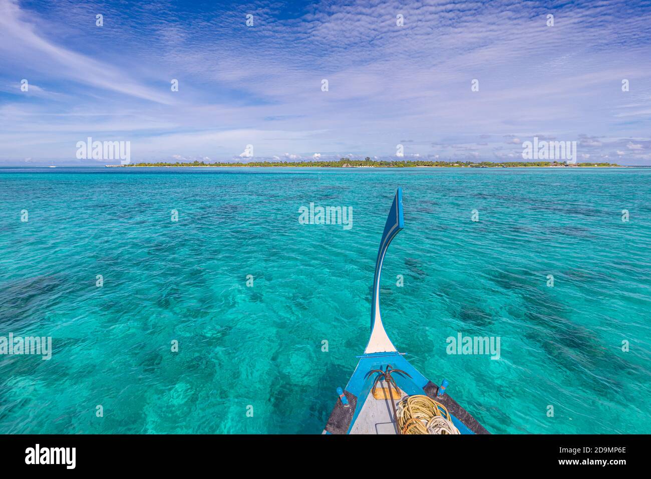 Bateau traditionnel des Maldives Dhoni avec vue sur l'île tropicale. Nature paradis plage, vue mer ouverte, paysage marin aux Maldives, luxe Banque D'Images