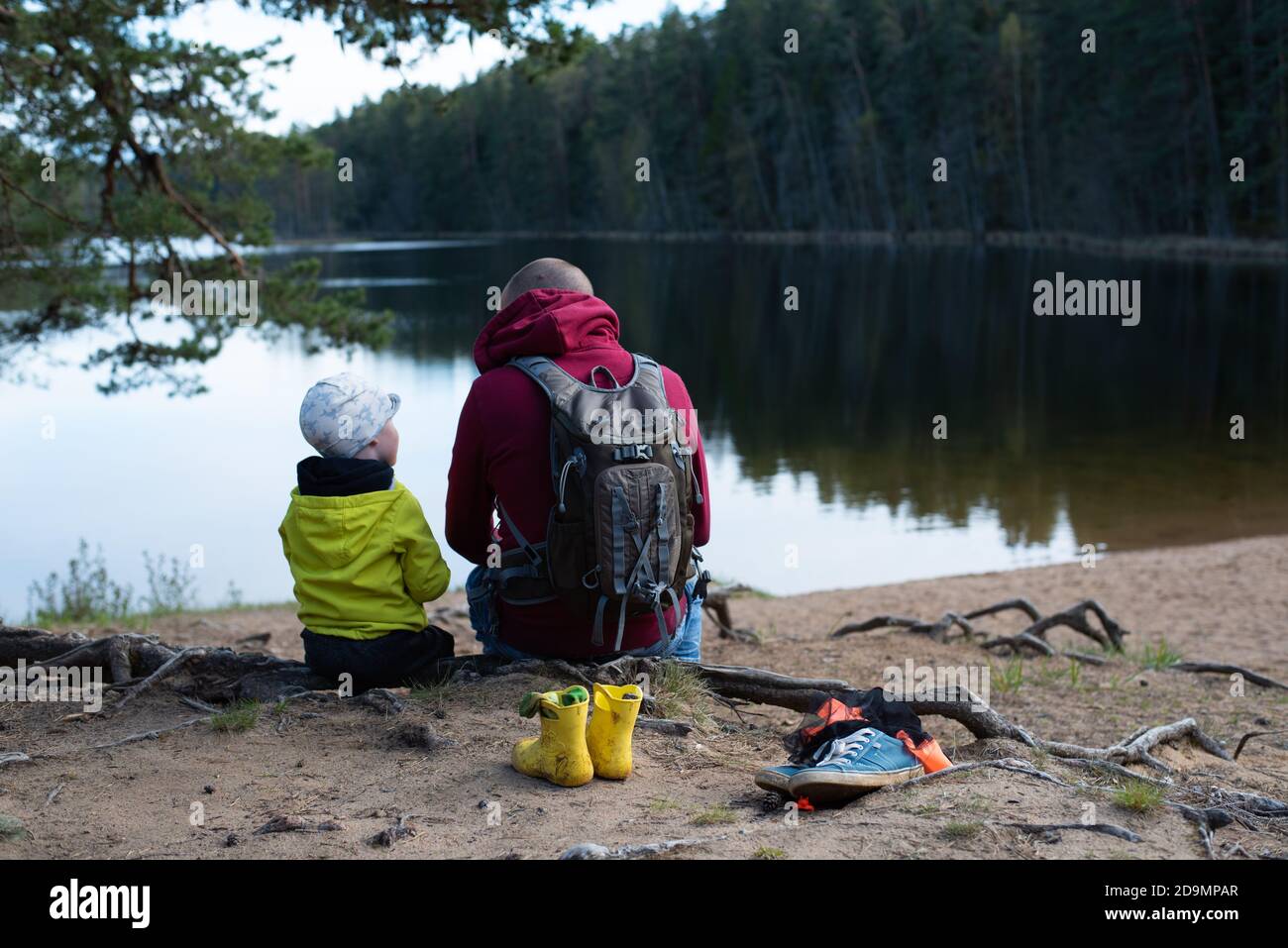 Un père et un fils au bord du lac, créant des souvenirs d'enfance, le temps de la famille, des discussions vilades Banque D'Images