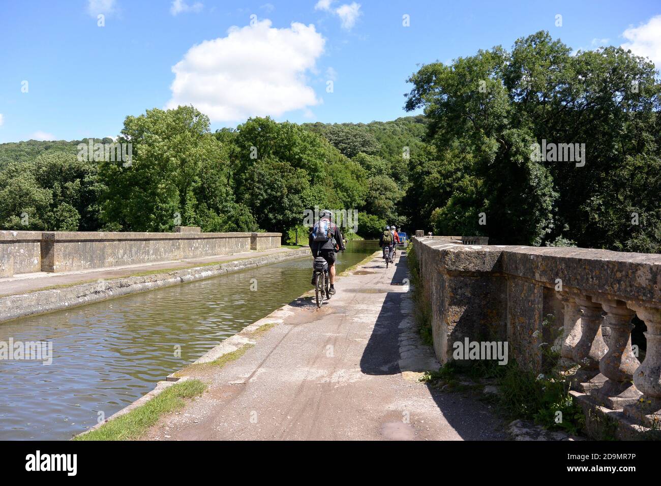 Faire du vélo sur l'aqueduc de Dundas près de Bath, Somerset Banque D'Images