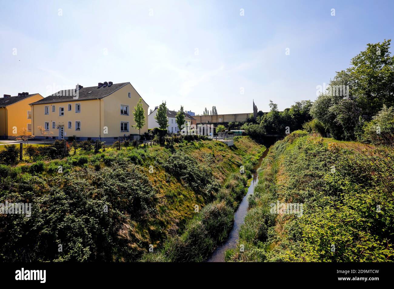 L'eau courante renatrée, le Hellbach appartient au système de l'Emscher, était auparavant un canal d'eaux usées ouvert, au-dessus du sol, conversion d'Emscher, Recklinghausen, région de la Ruhr, Rhénanie-du-Nord-Westphalie, Allemagne Banque D'Images