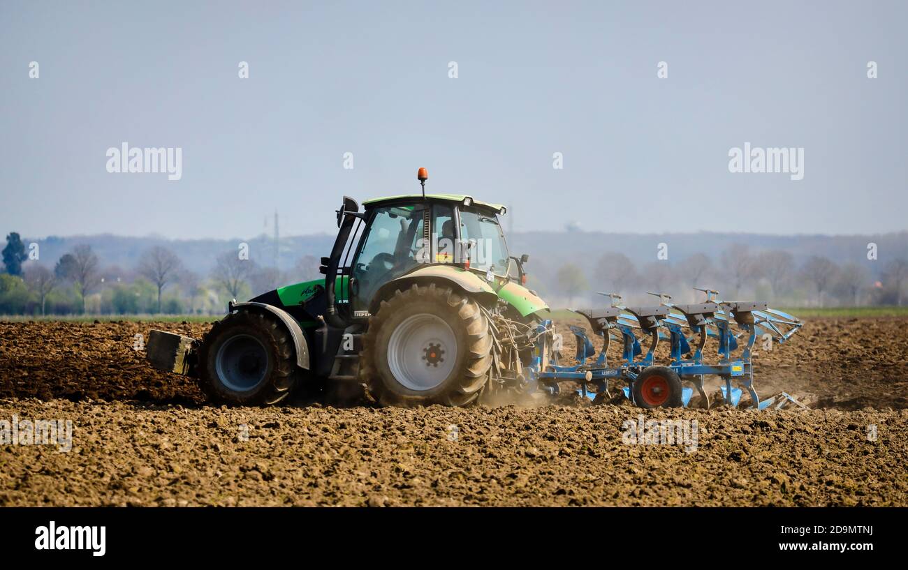 Tracteur plère un champ sec, le prépare pour la culture de légumes, Kempen, Niederrhein, Rhénanie-du-Nord-Westphalie, Allemagne Banque D'Images