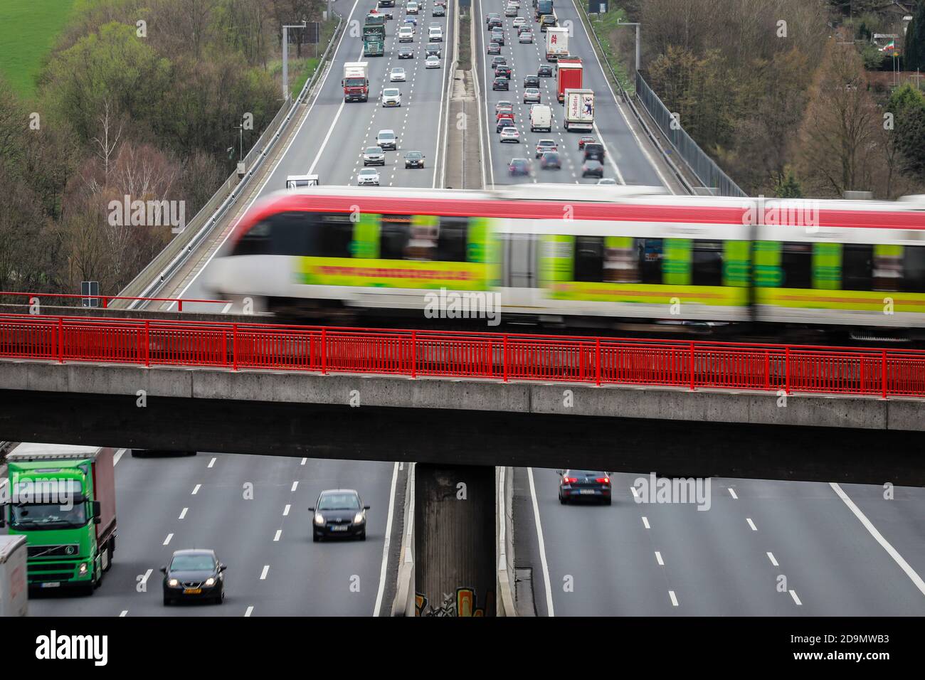 Erkrath, Rhénanie-du-Nord-Westphalie, Allemagne, paysage de circulation, circulation routière et trafic S-Bahn se croisent sur l'autoroute A3. Banque D'Images