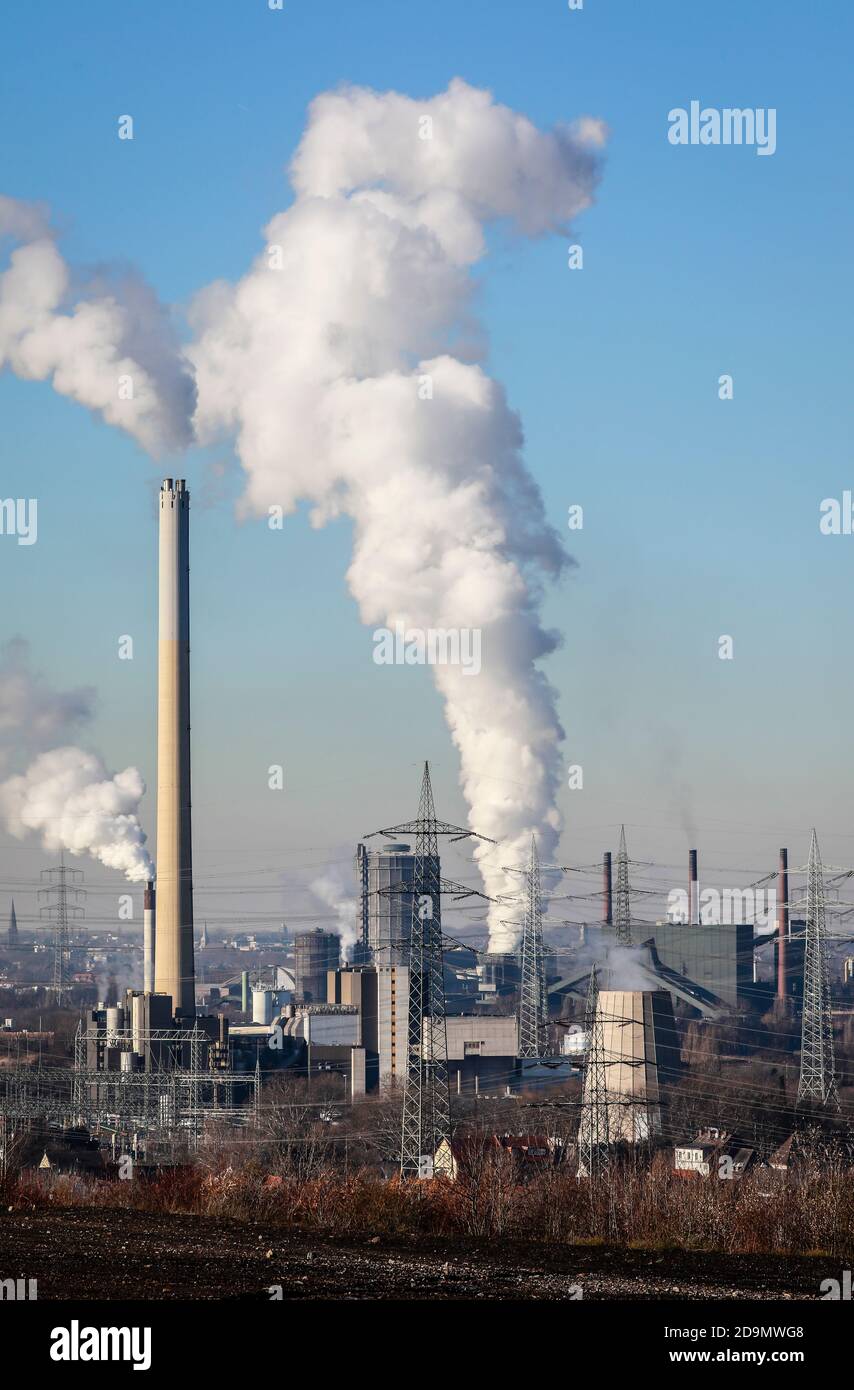 Essen, région de la Ruhr, Rhénanie-du-Nord-Westphalie, Allemagne, paysage industriel dans la région de la Ruhr, à gauche l'usine d'incinération des déchets RWE Essen Carnap, à l'arrière à droite l'usine de cokéfaction Prosper à Bottrop, en face des maisons résidentielles sur la rivière Emscher Banque D'Images