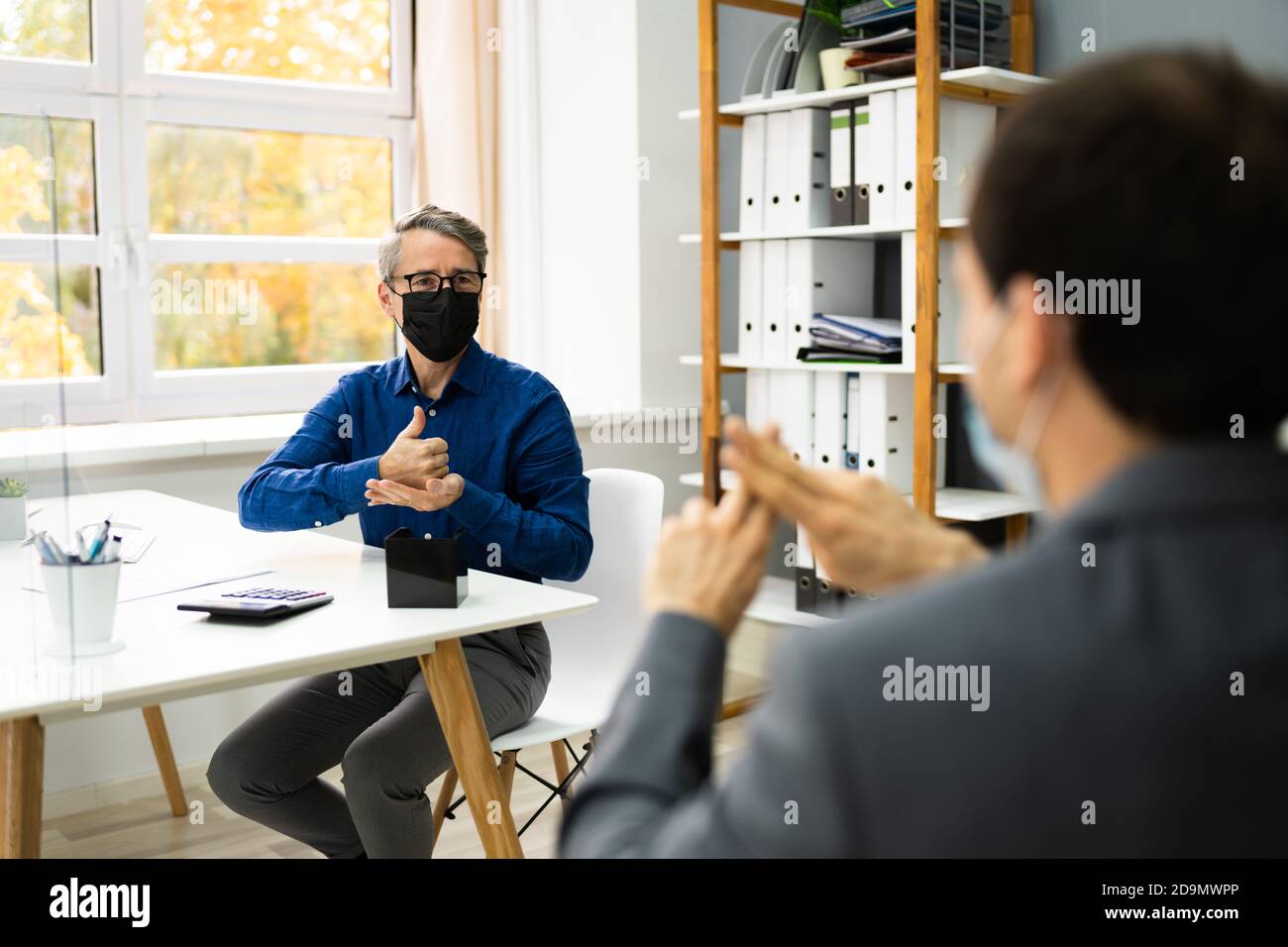 Apprentissage des personnes Sourdes langue signe avec masque de visage Banque D'Images