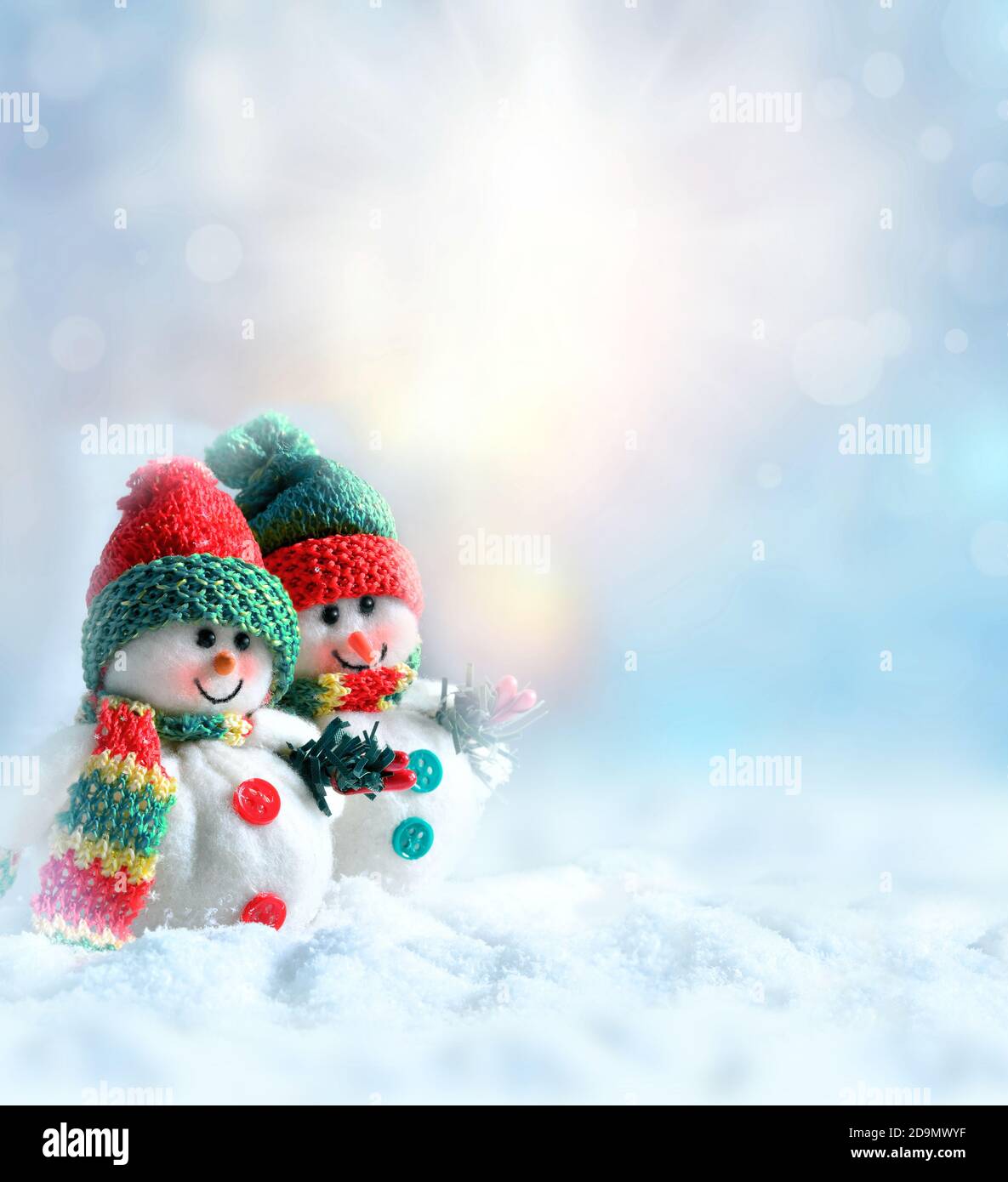 Deux Bonhomme De Neige Drole En Hiver Sur La Neige Concept De Vacances Photo Stock Alamy