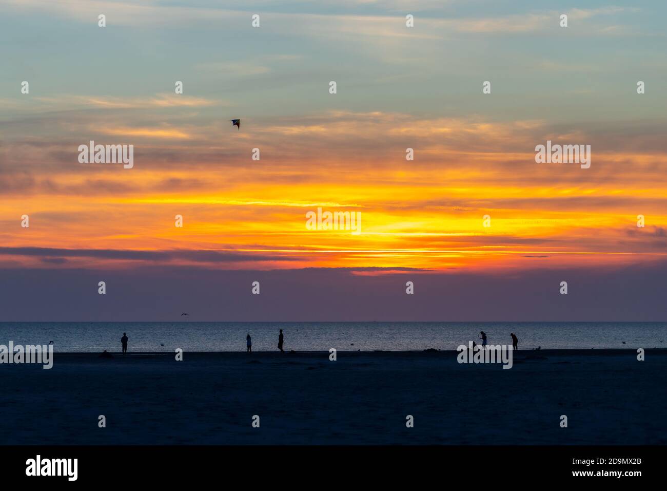 Détente sur la mer des Wadden et sur la plage de Saint Peter Ording, Mer du Nord au coucher du soleil. Banque D'Images
