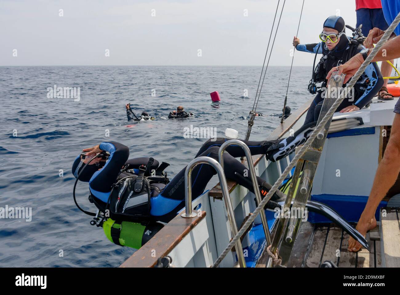 Plongée en bateau en action tout en roulant dans l'eau, Tamariu, Costa Brava, Espagne, Méditerranée Banque D'Images