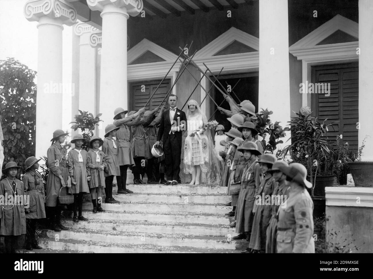 Le mariage d'Arthur Gordon Shoosmith & Marjorie Shoosmith la construction de Rashtrapati Bhavan photo prise par l'architecte A. G. Shoosmith OBE (récompensé en 1930) . 1888-1974,il était le représentant d'Edwin Lutyens à New Delhi, où il a travaillé de 1920-1931 comme représentant permanent d'Edwin Lutyens à New Delhi, il était responsable de la construction de la Maison de Viceroy maintenant Rashtrapati Bhavan quand la nouvelle capitale était en hausse, Lutyens et Herbert Baker ne sont sortis que pour quelques mois chaque hiver tandis que le représentant permanent était sur place toute l'année Banque D'Images Le mariage d'Arthur Gordon Shoosmith & Marjorie Shoosmith la construction de Rashtrapati Bhavan photo prise par l'architecte A. G. Shoosmith OBE (récompensé en 1930) . 1888-1974,il était le représentant d'Edwin Lutyens à New Delhi, où il a travaillé de 1920-1931 comme représentant permanent d'Edwin Lutyens à New Delhi, il était responsable de la construction de la Maison de Viceroy maintenant Rashtrapati Bhavan quand la nouvelle capitale était en hausse, Lutyens et Herbert Baker ne sont sortis que pour quelques mois chaque hiver tandis que le représentant permanent était sur place toute l'année Banque D'Images
