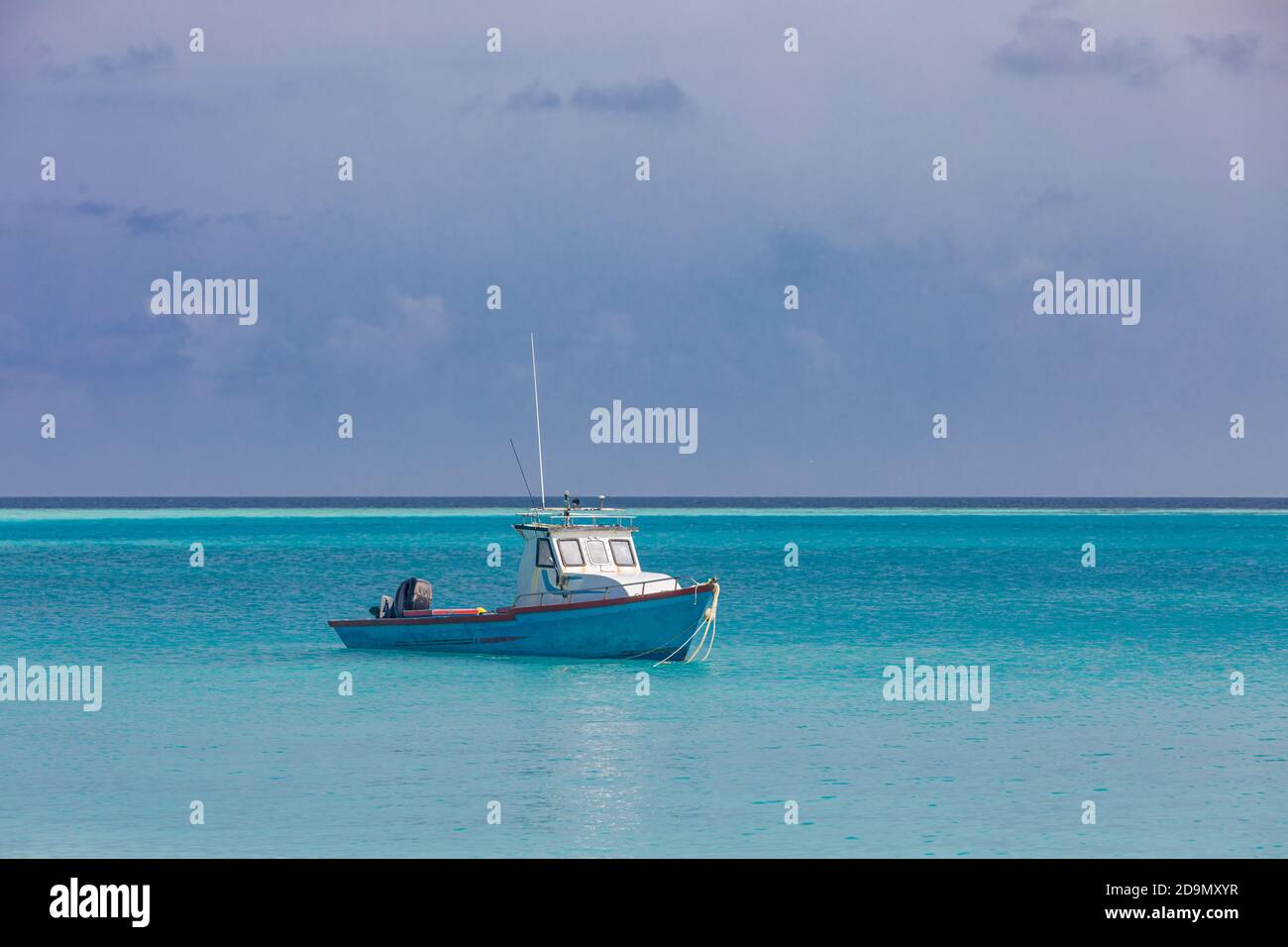 Seul bateau de pêche ancré dans le lagon tropical, horizon infini de l'océan. Idyllique côte du matin, vue sur la côte Banque D'Images