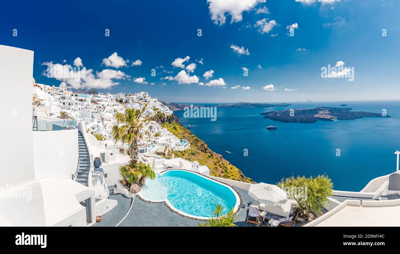 Voyage d'été de luxe et destination de vacances d'architecture blanche. Magnifique paysage panoramique, vue sur la mer tranquille, piscine, bateaux de croisière Banque D'Images