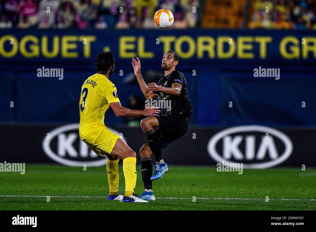 VILLARREAL, ESPAGNE - NOVEMBRE 05 : Raul Albiol de Villarreal CF, Nick Blackman de Maccabi tel-Aviv lors du match de l'UEFA Europa League entre Villareal CF et Maccabi tel-Aviv à l'Estadio de la Ceramica le 05 novembre 2020 à Villarreal, Espagne. (Photo de Pablo MoranoOrange Pictures) Banque D'Images