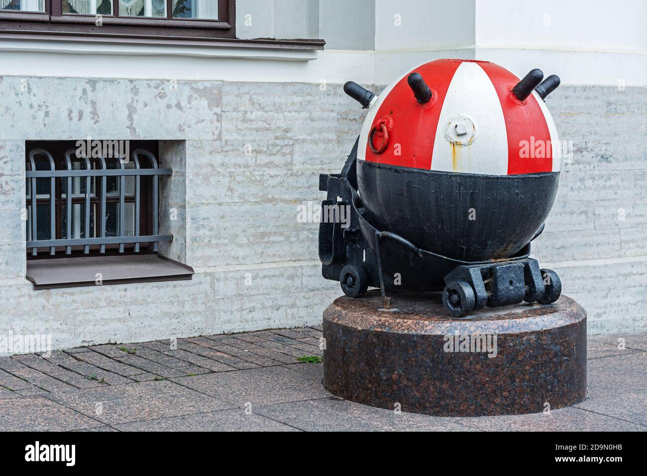 Ancienne mine sous-marine de la Seconde Guerre mondiale pour la défense anti-sous-marine installée sur un piédestal près de l'école navale Admiral Nakhimov à Saint-Pétersbourg. Banque D'Images