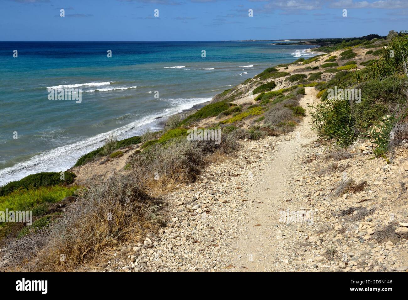Sentier côtier le long de la mer Méditerranée près du rocher d'Aphrodite, Chypre Banque D'Images