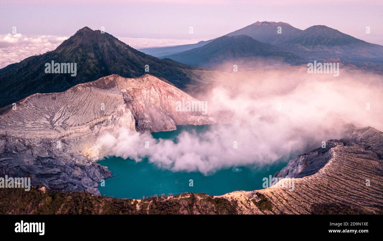 Kawah Ijen d'en haut avec des sources de soufre à vapeur et un lac acide avec une petite éruption Banque D'Images