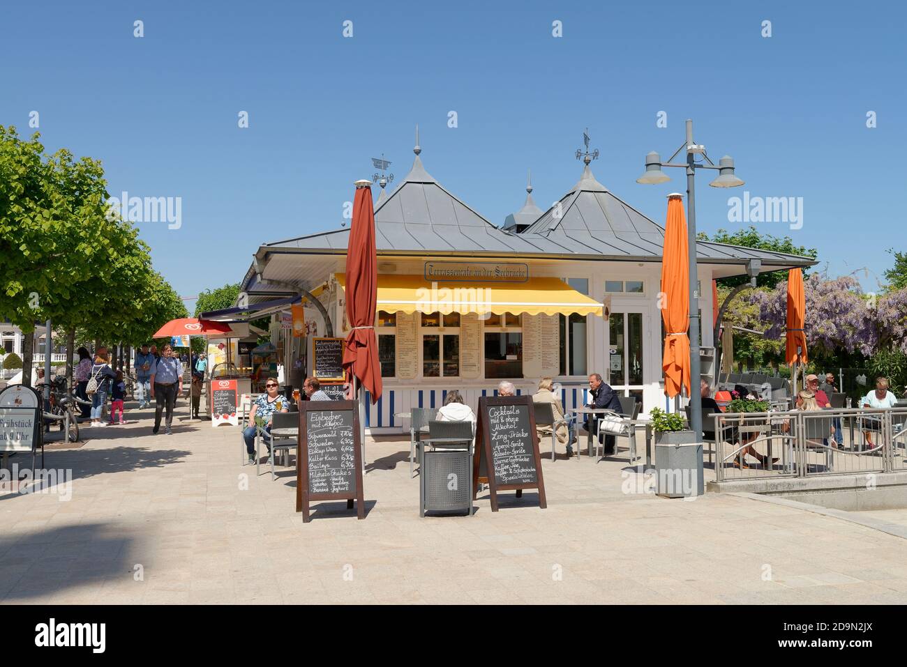 Terrasse café à la jetée d'Ahlbeck, Ostseebad Ahlbeck, Usedom, Mer Baltique, Mecklembourg-Poméranie occidentale, Allemagne Banque D'Images