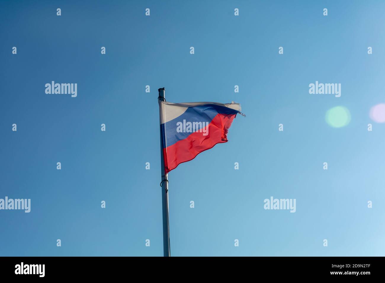 Flanc d'État de la Fédération de Russie en plein soleil avec de beaux points forts. Banque D'Images