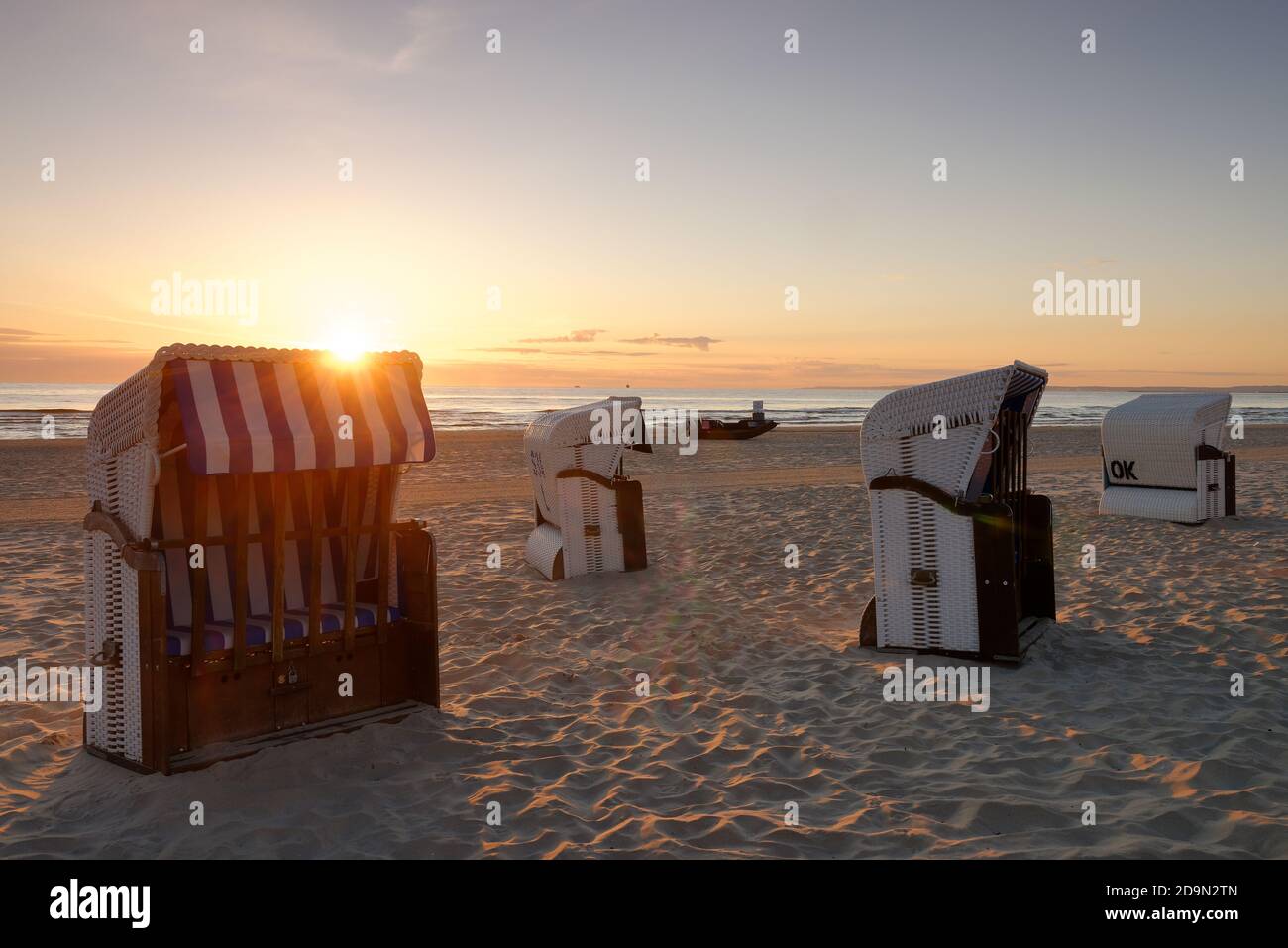 Chaises de plage sur la plage d'Ahlbeck au lever du soleil, Ostseebad Ahlbeck, Usedom, Mer Baltique, Mecklembourg-Poméranie occidentale, Allemagne Banque D'Images