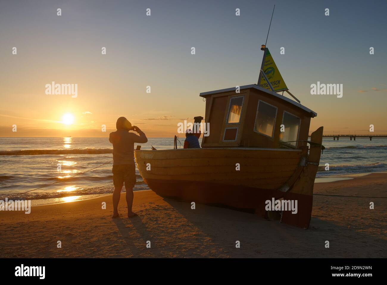 Couteau de pêche sur la plage d'Ahlbeck au lever du soleil, Ostseebad Ahlbeck, Usedom, Mer Baltique, Mecklembourg-Poméranie occidentale, Allemagne Banque D'Images