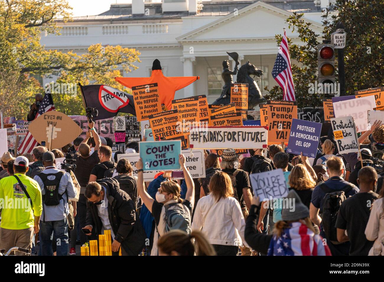 Washington, États-Unis. 06e novembre 2020. Les partisans du candidat présidentiel démocrate Joe Biden marchaient dans les rues près de BLM Plaza au bord de Lafayette Park qui borde la Maison Blanche à Washington, DC le vendredi 6 novembre 2020. Biden et le président Donald Trump sont enfermés dans une course serrée à la présidence. Photo de Ken Cedeno/UPI crédit: UPI/Alay Live News Banque D'Images