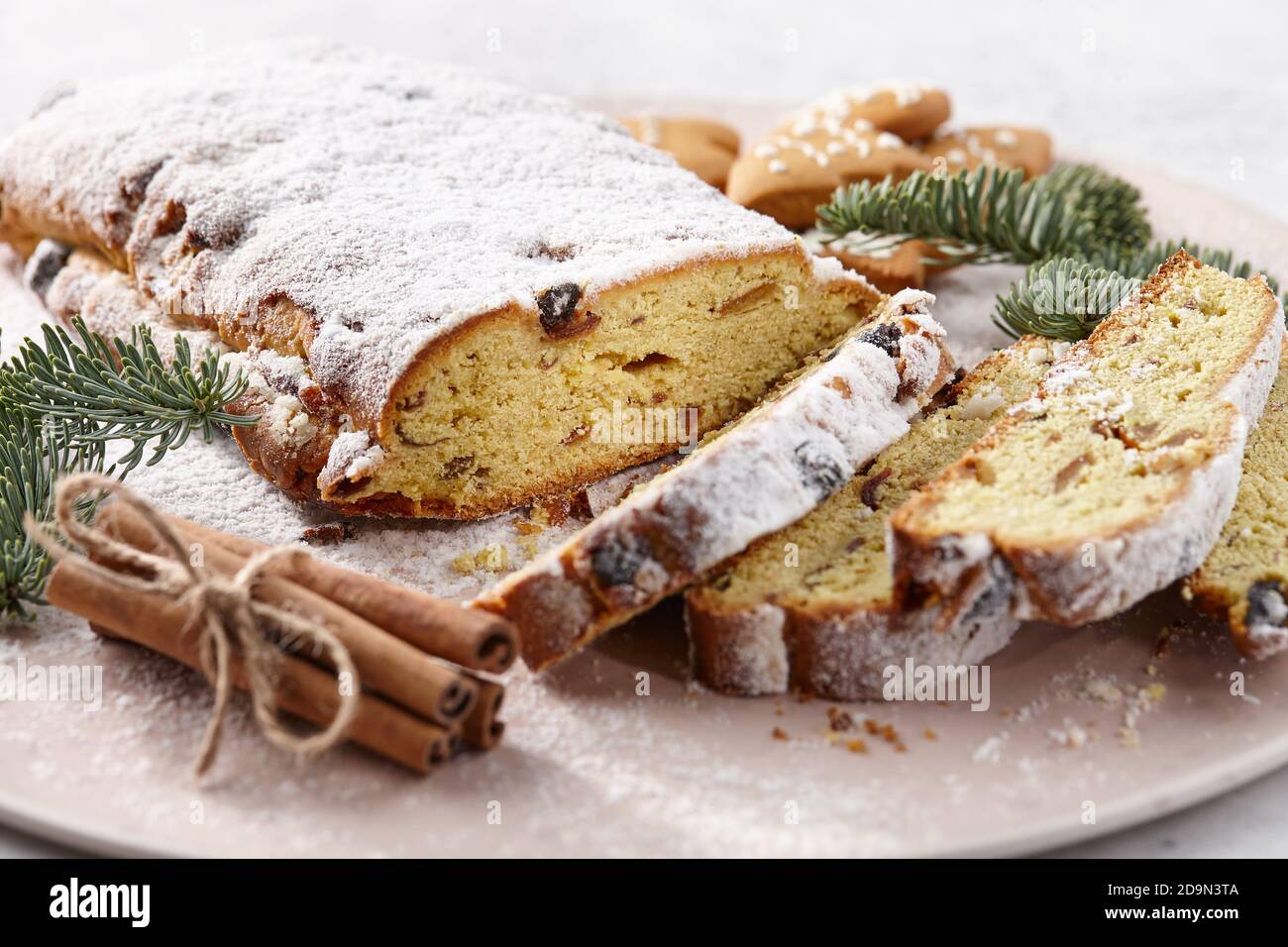 Dessert traditionnel de Noël avec fruits confits. Pain d'hiver des fêtes. Banque D'Images