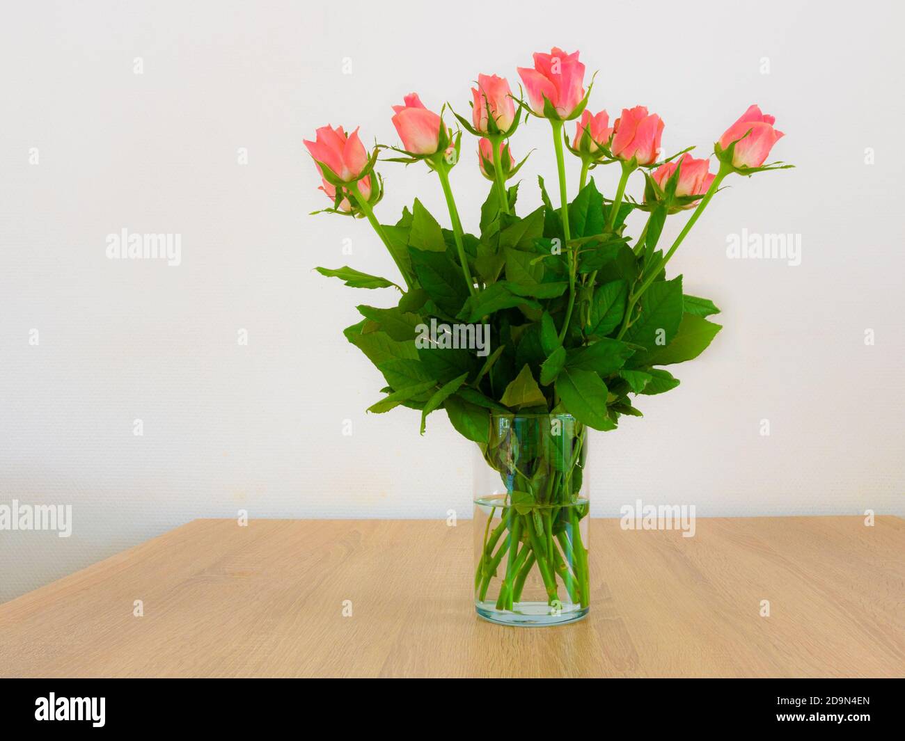 Bouquet de roses de couleur saumon dans un vase Banque D'Images
