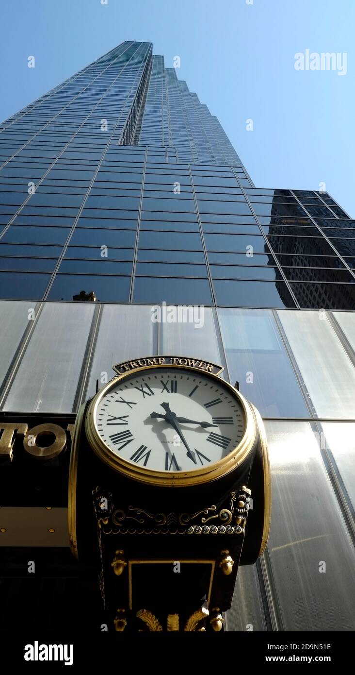 Trump Tower situé au 721-725 Fifth Avenue conçu par les architectes Der Scutt of Poor, Swanke, Hayden & Connell, cette résidence d'appartement de grand standing mixte de 202 mètres avec gratte-ciel pour le président Donald Trump, l'horloge de style ancien montre l'heure de 3:22 PM, Banque D'Images