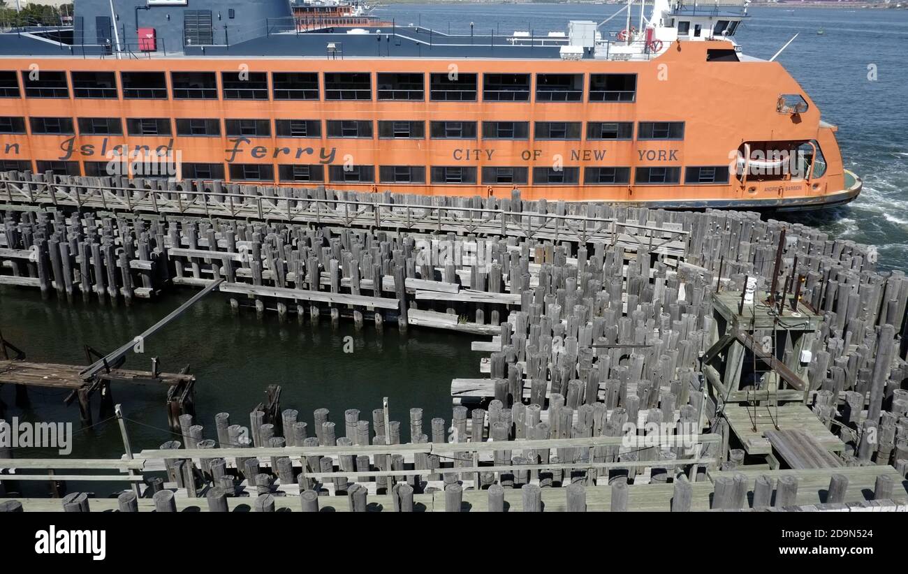 USA, New York, Staten Island Ferry amarré au terminal Saint George de Staten Island, au milieu des murs de piliers traités par pression pour le protéger de la haute mer Banque D'Images