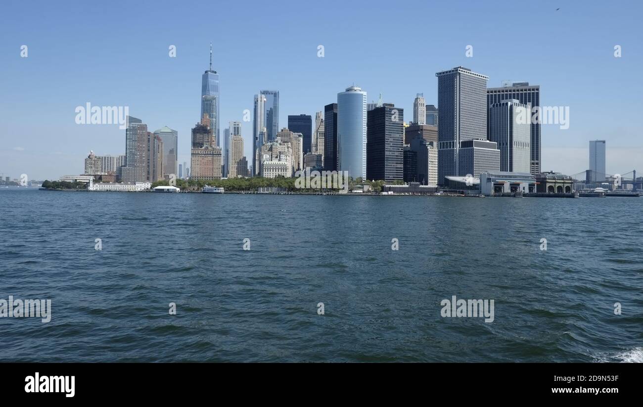 Tours de bureaux de Wall Street avec One World Trade Center, conçu par David Childs de Skidmiore, Owings & Merril photographié depuis Staten Island Ferry Banque D'Images