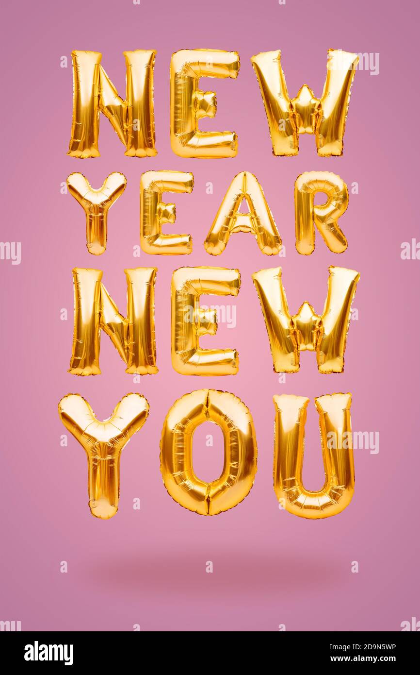 Nouvelle année Nouvelle phrase vous fait de ballons gonflables d'or sur fond rose. Ballons à l'hélium, décorations de fête en aluminium. Nouveau départ, moi Banque D'Images