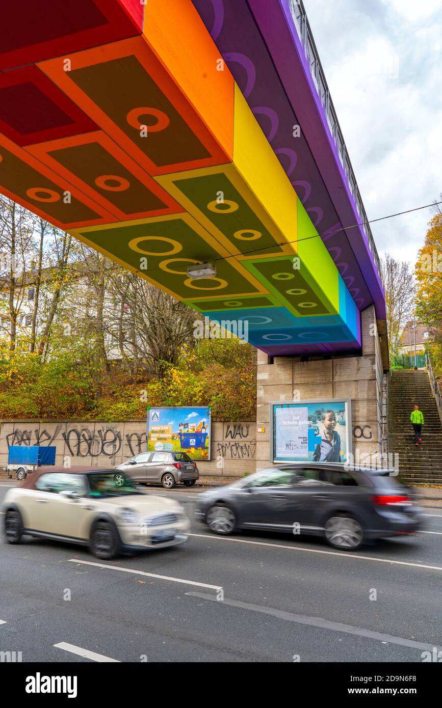 Le pont Rainbow ou le pont Lego 2.0, au-dessus de Dahler Strasse, B7, ponts conçus par des artistes undersids, faisant partie de la Nordbahntrasse, une ancienne voie ferrée l Banque D'Images