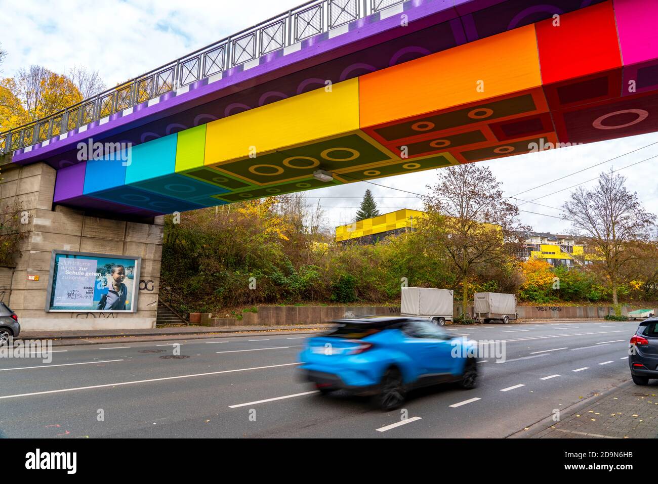 Le pont Rainbow ou le pont Lego 2.0, au-dessus de Dahler Strasse, B7, ponts conçus par des artistes undersids, faisant partie de la Nordbahntrasse, une ancienne voie ferrée l Banque D'Images