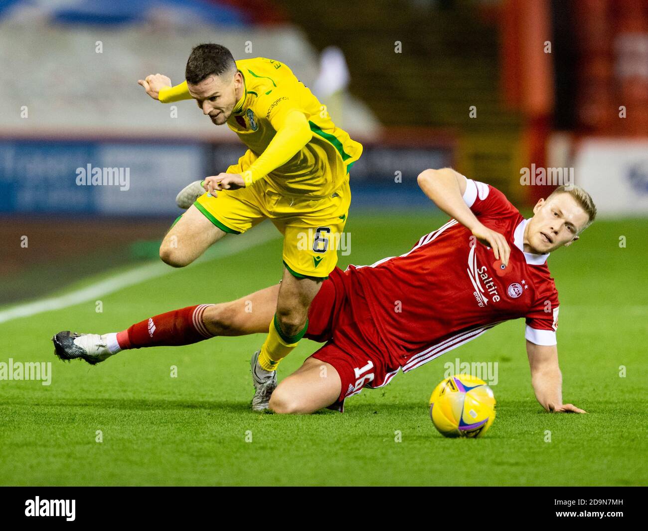 Aberdeen, Écosse, Royaume-Uni. 6 novembre 2020 Sam Cosgrove, d'Aberdeen, s'est fouillé Paul McGinn, d'Hibernian, lors du montage Aberdeen/Hibernian Scottish Premiership au stade Pittodrie. Crédit : Alan Rennie/Alay Live News Banque D'Images