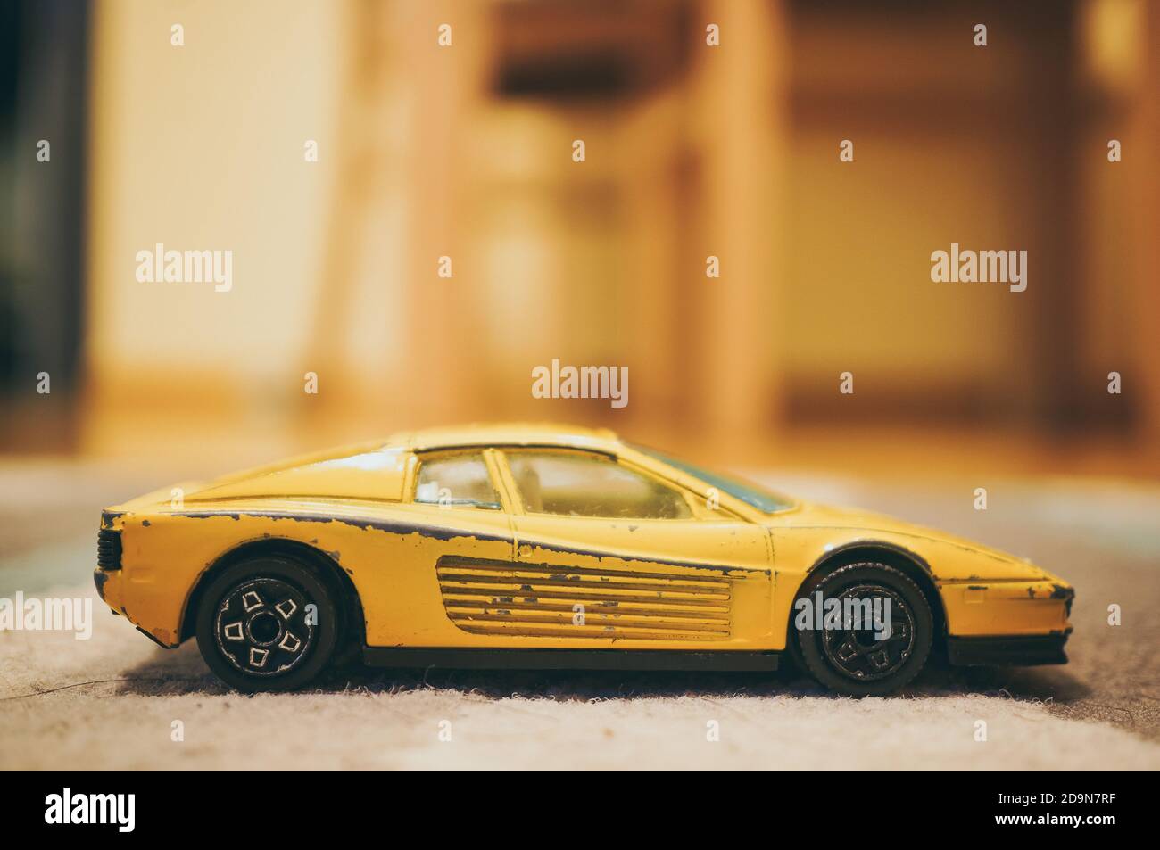 POZNAN, POLOGNE - 13 novembre 2016: Jaune Bburago jouet Ferrari modèle  voiture sur un sol de tapis Photo Stock - Alamy