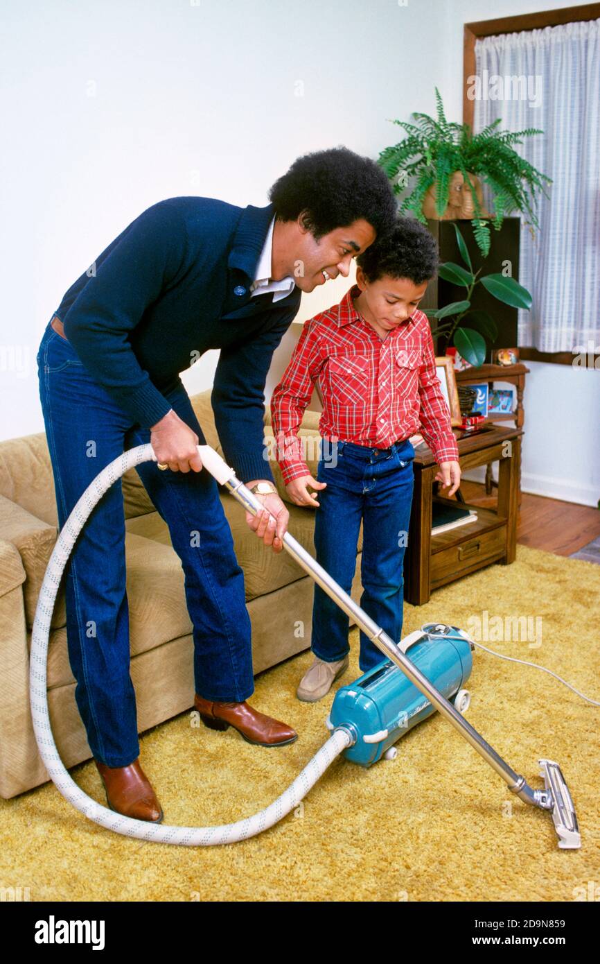 PÈRE ET FILS DES ANNÉES 1980 ASPIRATEUR OR TAPIS DE CERF - KH7943 PHT001  HARS JEUNES ADULTES ENFANTS DE COTON FAMILLES MODE DE VIE SATISFACTION  ACCUEIL VIE COPIE ESPACE AMITIÉ PLEINE LONGUEUR