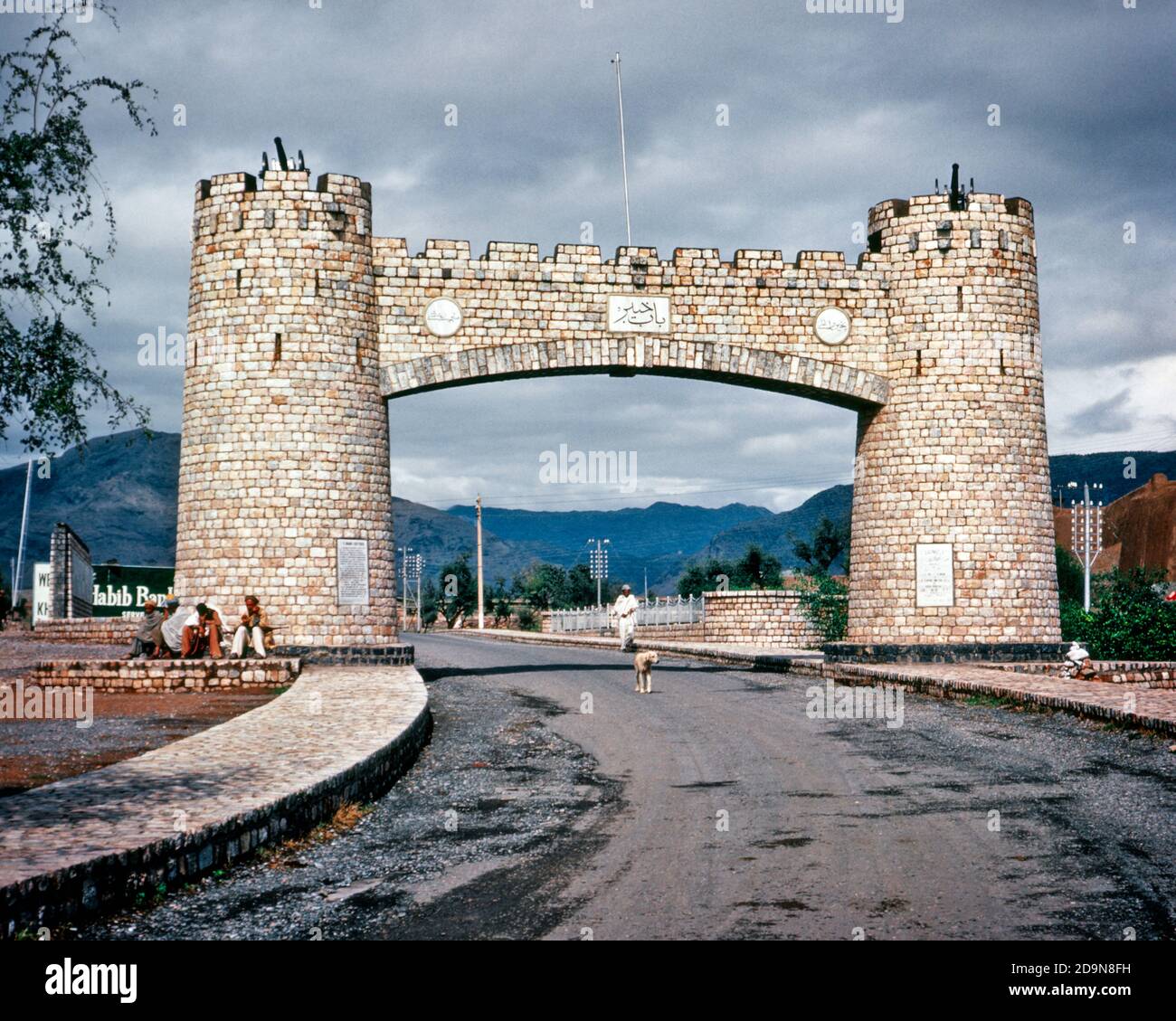 ANNÉES 1960 BAB-E-KHYBER PORTE D'ENTRÉE CÉLÈBRE COL KHYBER DANS LE NORD-OUEST DU PAKISTAN A LA FRONTIÈRE AVEC L'AFGHANISTAN CONSTRUIT 1964 - KR15814 LAN001 HARS DÉMODÉE Banque D'Images