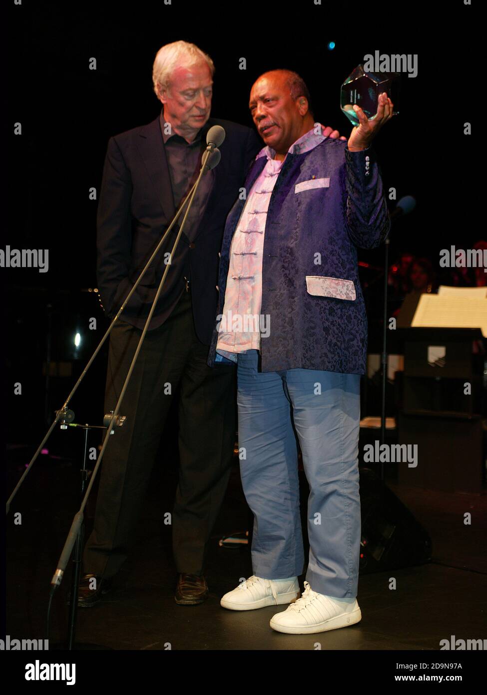 Quincy Jones reçoit le Prix de réalisation du temps de vie de Michael Caine aux BBC Jazz Awards en 2006 Banque D'Images