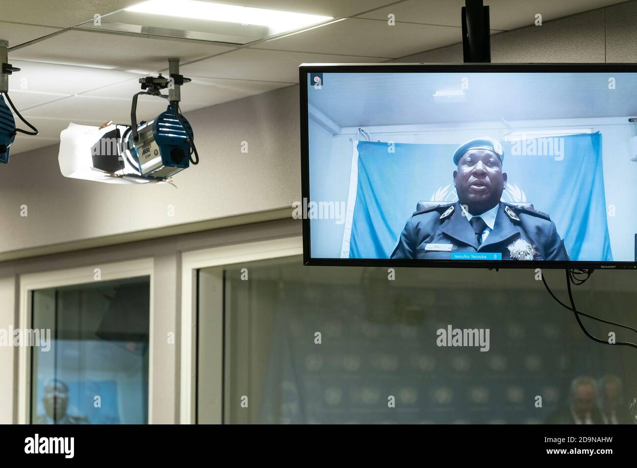 New York, NY - 6 novembre 2020: M. Issoufou Yacouba, commissaire de police de la Mission multidimensionnelle intégrée de stabilisation au Mali (MINUSMA) participant par téléconférence de son bureau au Mali en raison d'une pandémie dans un exposé hybride par le porte-parole du Secrétaire général au Siège de l'ONU Banque D'Images