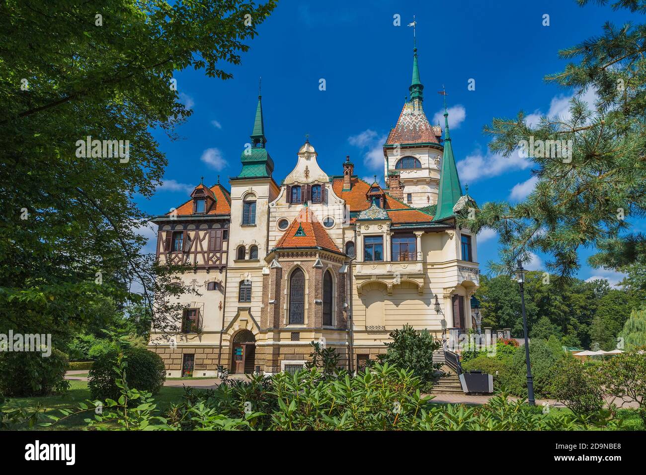 ZLIN, RÉPUBLIQUE TCHÈQUE - 14 AOÛT 2017 : le château de Lesna est l'un des plus jeunes châteaux de la République tchèque, construit à la fin du XIXe siècle Banque D'Images