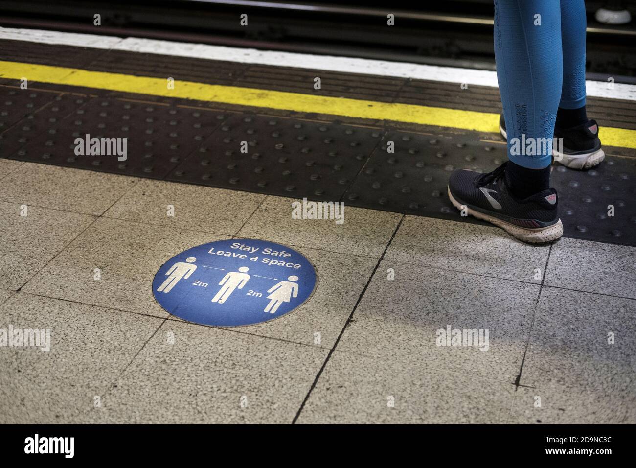 Transport sur la plate-forme de métro de Londres à côté de rester en sécurité Panneau de distance de la surface, Londres, Angleterre Banque D'Images