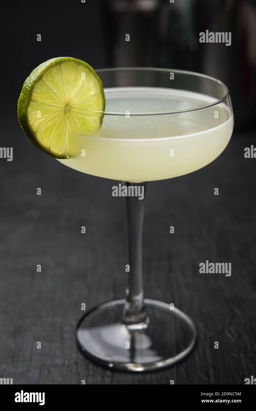 Cocktail Daiquiri classique avec une roue de lime sur un noir tableau Banque D'Images