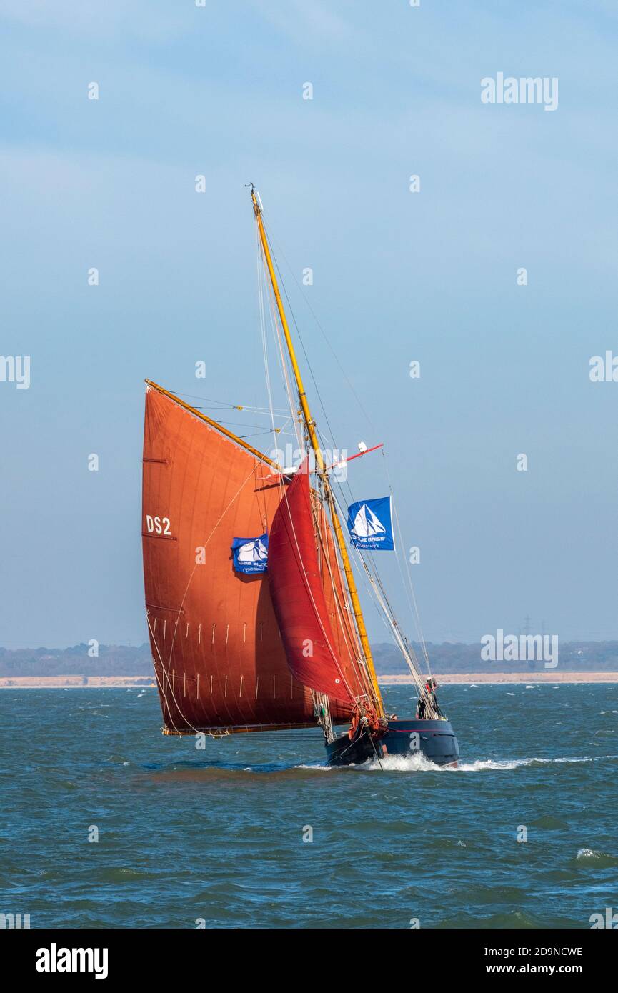 la découpeuse pilote jolie brise en bateau entrant dans le port de cowes sur l'île de wight. Banque D'Images