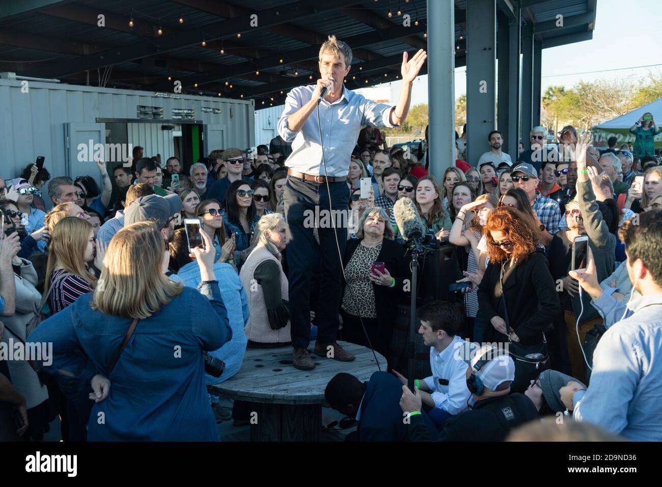 Beto O’Rourke, un espoir présidentiel démocratique, s’adresse à ses partisans lors d’un arrêt de campagne à la Tradesman Brewing Company le 22 mars 2019 à Charleston, en Caroline du Sud. La Caroline du Sud, appelée la première dans le Sud, est la première primaire démocratique du Sud dans la course à la nomination présidentielle. Banque D'Images