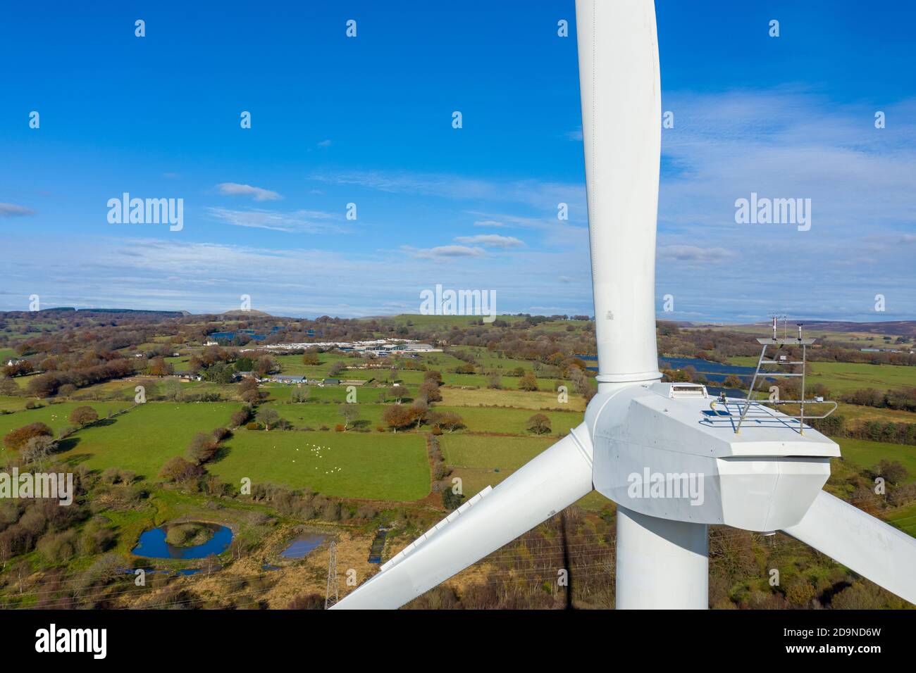 Vue aérienne de la grande éolienne stationnaire sur le beau paysage gallois. Concept d'énergie propre. Gros plan des pales. Banque D'Images